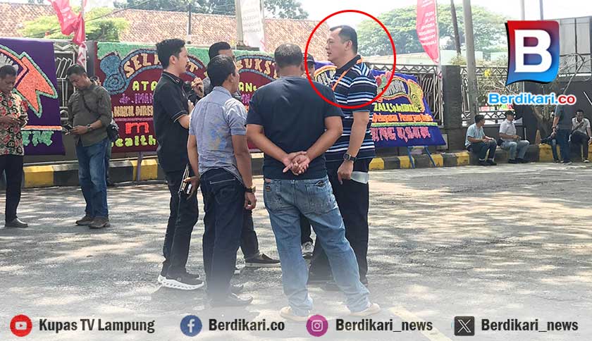 Bakal Calon Bupati Pesawaran Aries Sandi Hardik Jurnalis yang Ingin Wawancara