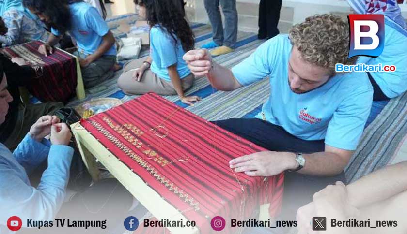 Bangga! 20 Mahasiswa Asing Pelajari Budaya Lampung dalam Program Cultural Camp