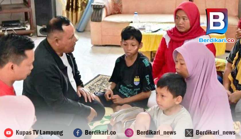 Bupati Nanang Ermanto Bantu Warga Korban Kebakaran di Ketapang