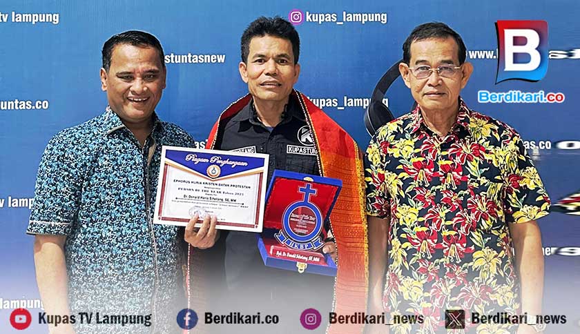 Donald Harris Sihotang Terima Penghargaan dari Ephorus HKBP