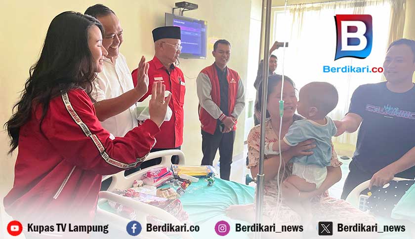 Fauzi-Laras Bagikan Nasi Kotak ke Keluarga Pasien RS di Pringsewu