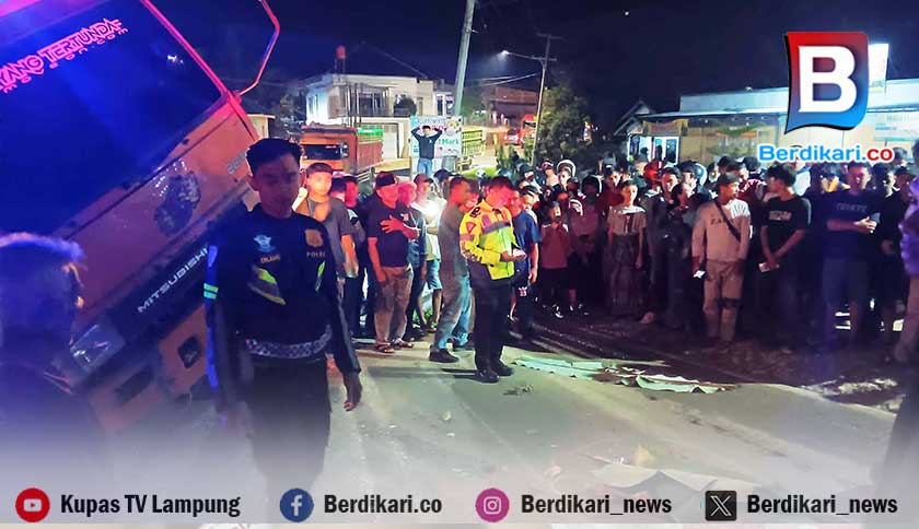 Gagal Menanjak, Truk Fuso Lindas Pasutri di Pringsewu