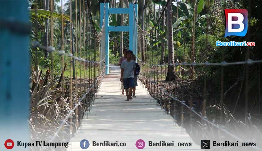 Gotong Royong Warga dan Relawan Tuntaskan Perbaikan Jembatan Tampang Muda di Tanggamus