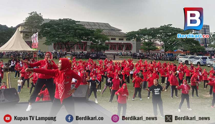 Ibu-ibu di Sidomulyo Lamsel Semangat Senam Bersama Ardjuno Meski Diguyur Hujan