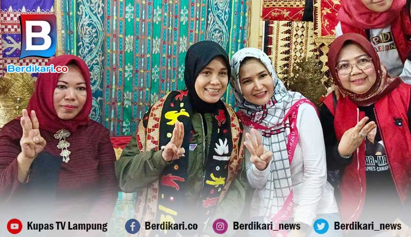 Istri Capres Ganjar, Siti Atiqoh Sambangi Pengerajin Tapis Sulam Khas Lampung di Pesawaran