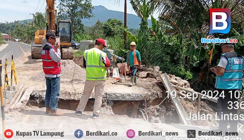 Jalan Nasional Nyaris Amblas di Batu Brak Diperbaiki