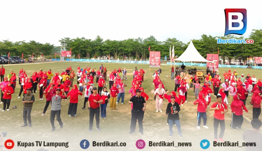 Keseruan Pasangan Ardjuno Senam Bareng Emak-emak di Mesuji