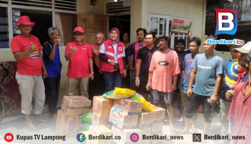 Kunjungi Sejumlah Wilayah Terdampak Banjir, PDI Perjuangan Bandar Lampung Salurkan Bantuan Air Bersih Hingga Sembako