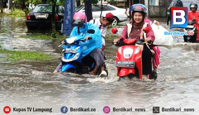 Lagi! Jalan Raflesia Bandar Lampung Terendam Banjir