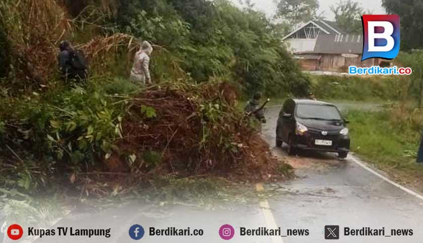 Longsor Tutup Badan Jalan di Batu Ketulis Lambar