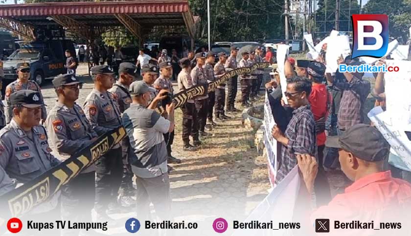 Massa Demo di Bawaslu Lamtim: Jika Hanya Ada Satu Calon, Sama Saja Tidak Ada Pemilihan