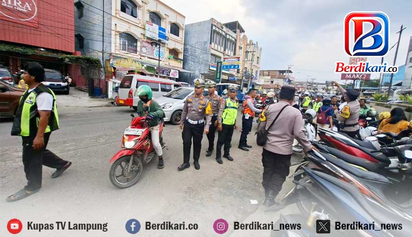 Polisi Tertibkan Parkir Liar di Depan Chandra Tanjungkarang