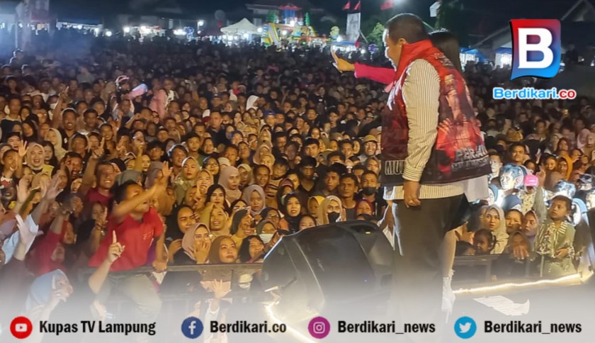 Ribuan Massa Tumpah Ruah Padati Lapangan Sri Tanjung Lamsel