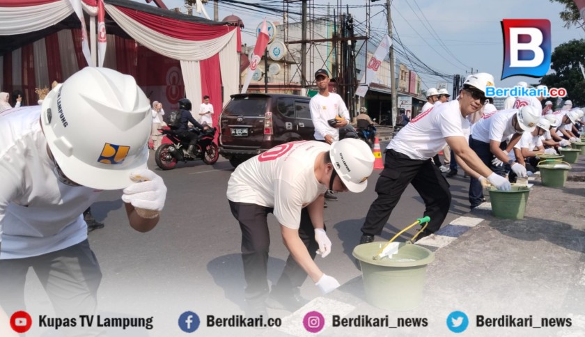 Sambut HUT ke-80 RI, BPJN Lampung Gelar Pengecatan Kerb Jalan Nasional