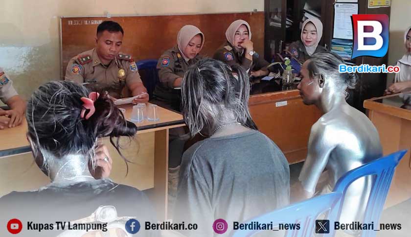 Satu Keluarga Cari Nafkah dengan Jadi Manusia Silver di Metro Lampung