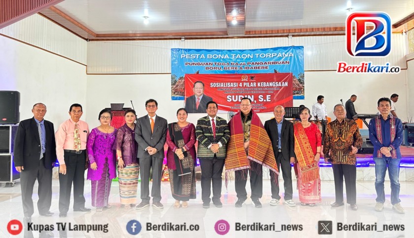 Sudin Terima Ulos dan Manortor Bersama Keluarga Besar Pangaribuan