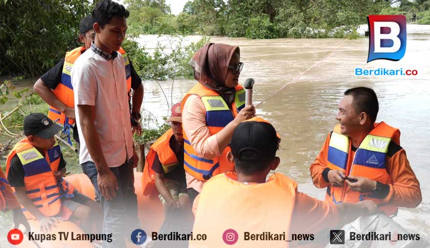 Tinjau Banjir, Ela Siti Nuryamah Ungkap Rencana Bangun Jembatan Permanen di Desa Gunung Agung