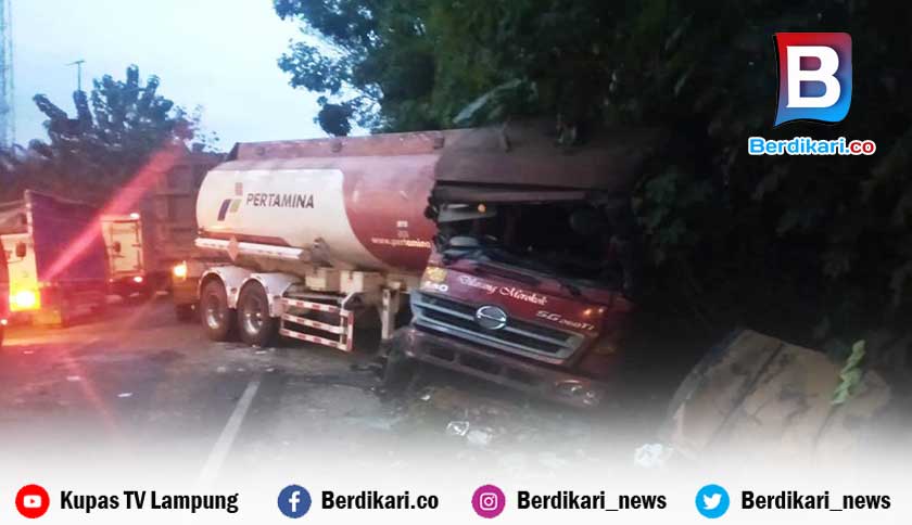 Berdikari - Fuso Tabrak Truk Tangki Pertamina Dan Motor Di Lampura ...