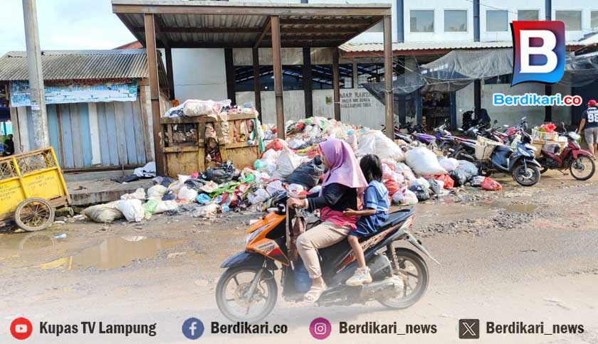 Tumpukan Sampah di Pasar Way Jepara Lamtim Tuai Keluhan Warga