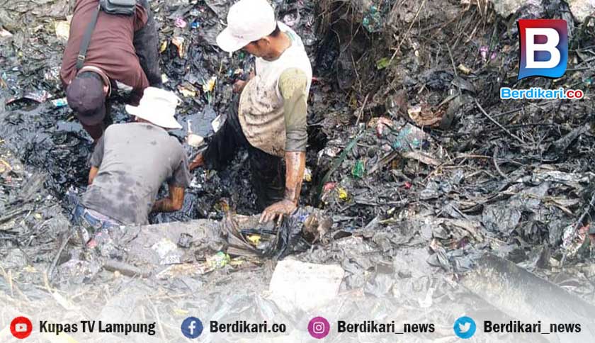 Tumpukan Sampah Sumbat Drainase Jalinsum di Lampung Selatan