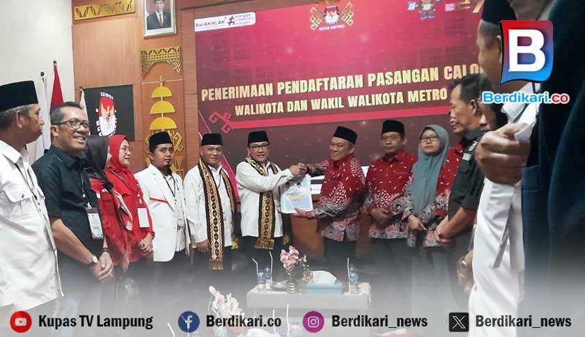 Wahdi-Qomaru Daftar ke KPU Metro Diiringi Rabana dan Tari-tarian