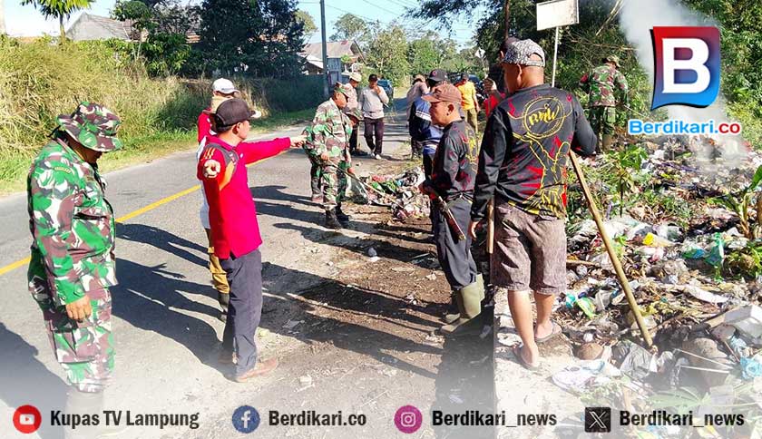 Warga 2 Pekon Gotong-royong Bersihkan Sampah di Jalan Nasional Belalau Lambar