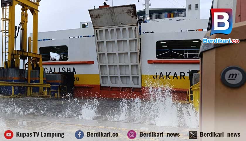 Akibat Cuaca Buruk, Kapal Ferry Sulit Bersandar di Pelabuhan Bakauheni