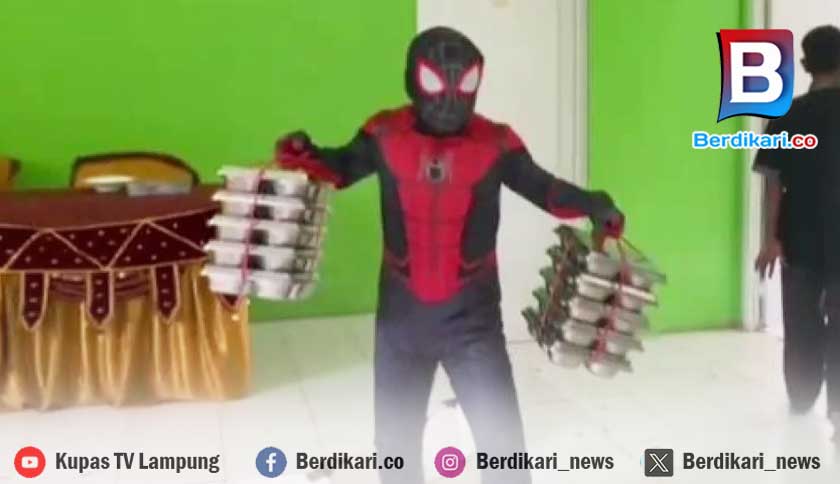 Aksi Spider-Man Warnai Pembagian Makanan Bergizi di Lampura