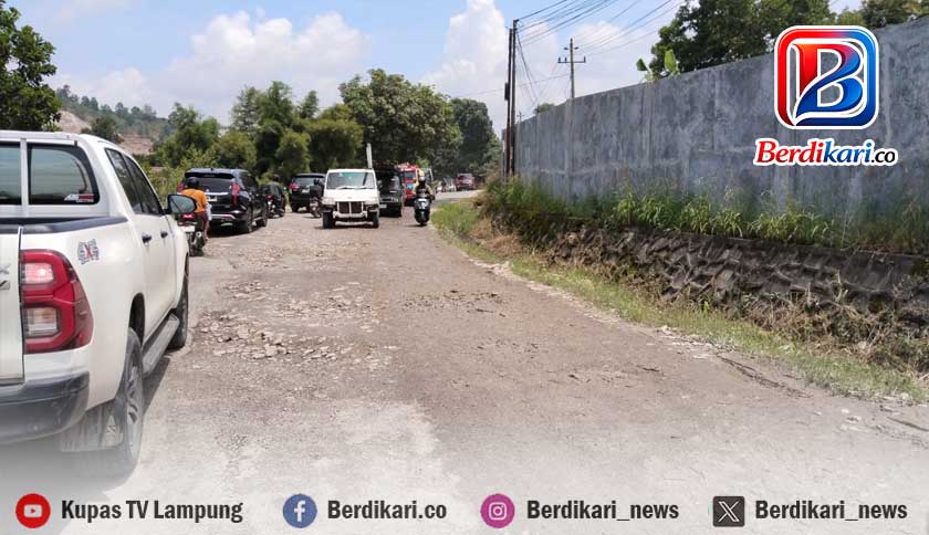 Banyak Lubang dan Berdebu, Jalan Pangeran Tirtayasa Dikeluhkan Pengendara