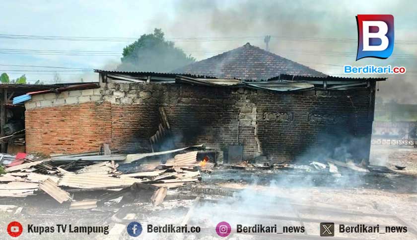 Diduga Konflik Bansos, Rumah Kepala Kampung di Lamteng Dibakar Massa
