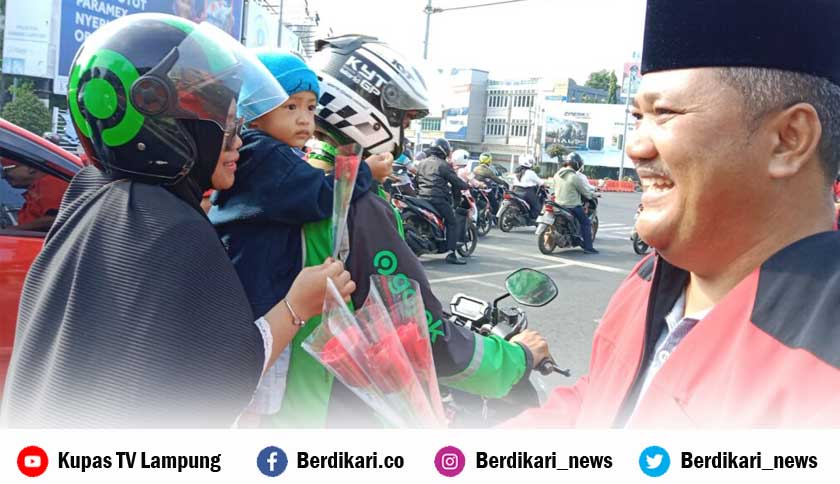 DPD PDIP Lampung Peringati Tragedi Kudatuli Dengan Berbagi Bunga Kepada Masyarakat