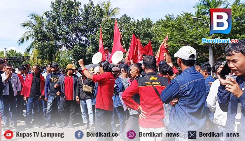 Dua Bulan Belum Digaji, Puluhan Buruh PT San Xiong Steel Demo Kantor Bupati Lamsel
