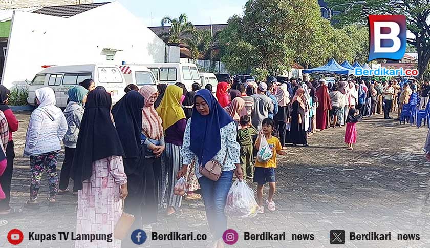 Emak-emak Serbu Pasar Murah di Metro Pusat