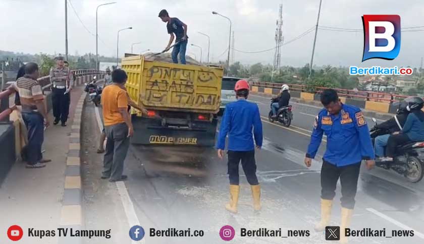 Flyover Natar Licin Akibat Tumpahan Oli, Enam Pengendara Motor Terjatuh