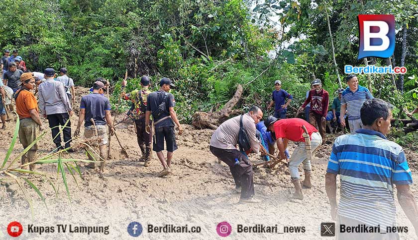 Hujan Deras Sebabkan Tanah Longsor Terjadi di Pesisir Barat