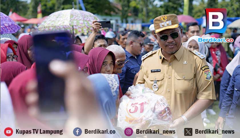HUT ke-51 Tanjung Anom, I Komang Koheri Turun Langsung Berbagi Sembako dengan Warga
