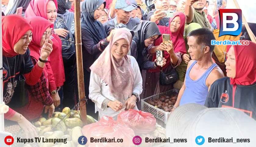 Istri Capres Ganjar Pranowo, Siti Atiqoh Blusukan ke Pasar Tulang Bawang Lampung