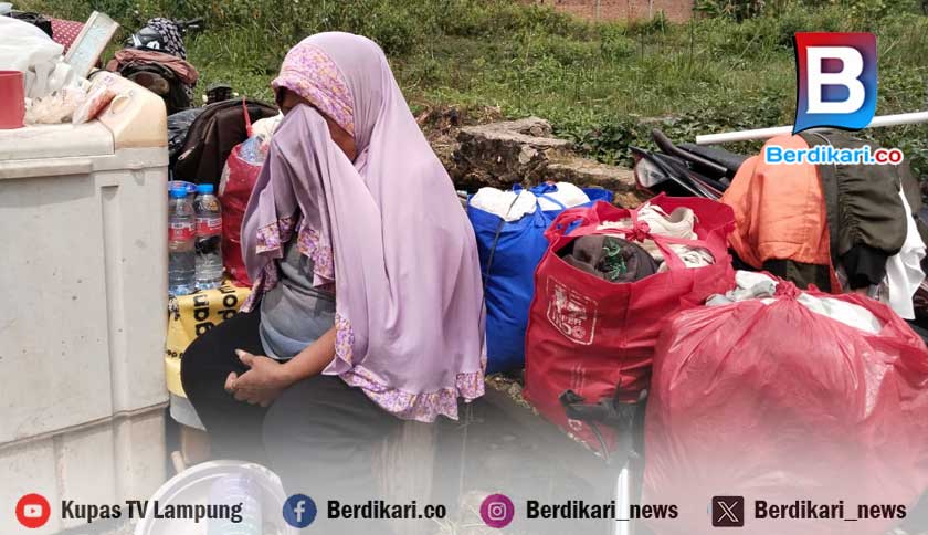 Janda Dua Anak Bingung Cari Tempat Tinggal Setelah Rumah Digusur  