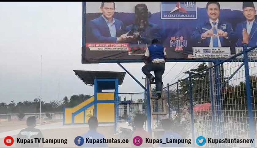 Kader Demokrat Lampung Copot Atribut Bergambar Anies Baswedan