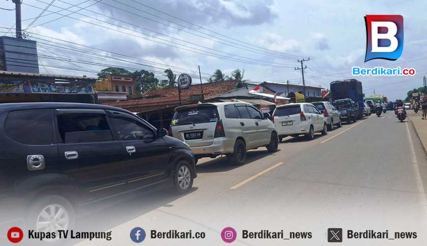 Karnaval HUT Desa Bandar Sribhawono Lamtim Picu Kemacetan Panjang