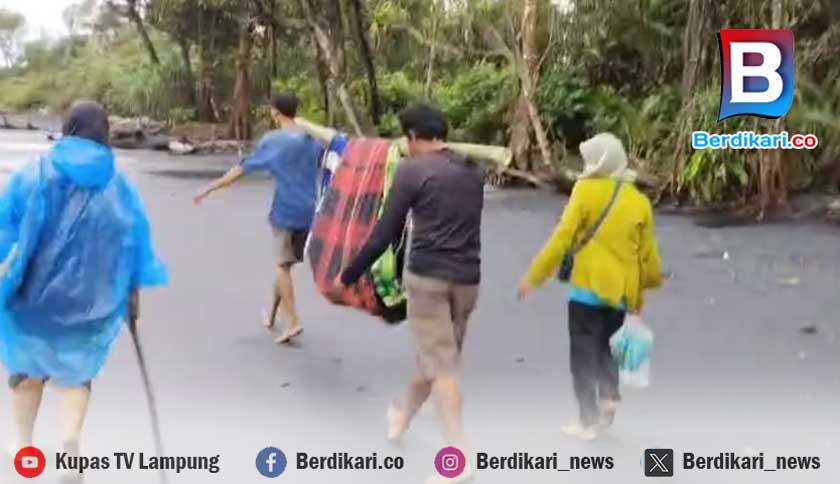 Lewati Sungai dan Ombak, Perjuangan Warga Pesisir Barat Bantu Seorang Ibu Pasca Melahirkan