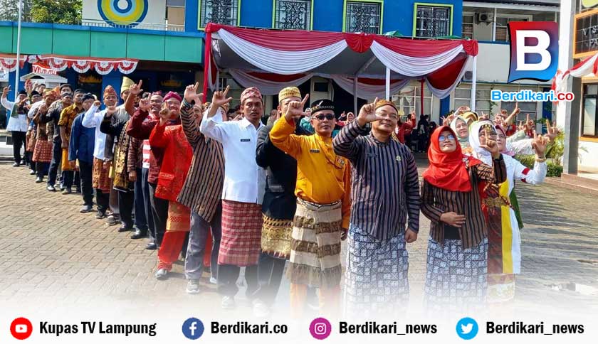 Pakai Baju Adat, BMKG Lampung Gelar Upacara HUT ke-77 RI