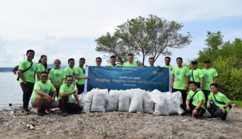 Peduli Lingkungan, Novotel Lampung Gelar Beach Clean Up