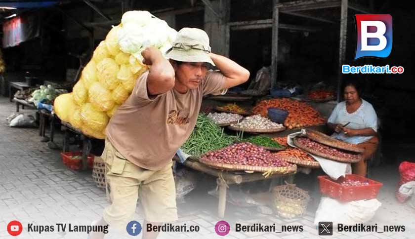 Perjuangan Kuli Panggul Pasar Tamin, Cari Nafkah di Balik Beban Berat