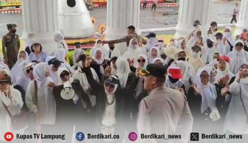 Ratusan Pensiunan Guru Berdemo, Tuntut Pengembalian Dana di Koperasi Betik Gawi