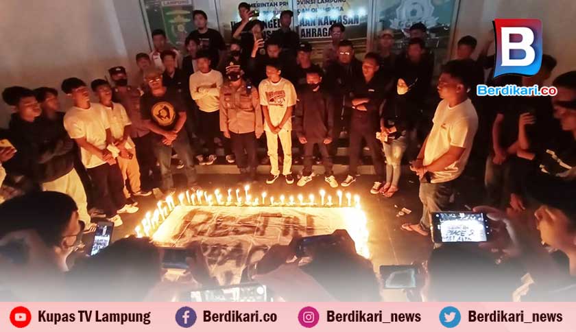 Ratusan Suporter Lampung Aksi Solidaritas Menyalakan Lilin