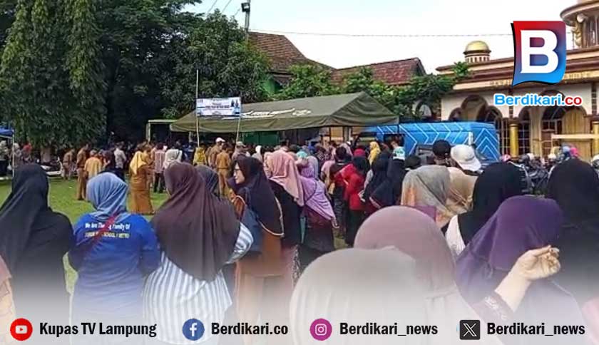 Ratusan Warga Serbu Pasar Murah di Metro Barat