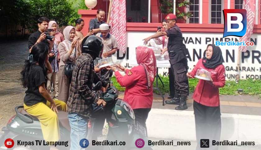 Rayakan HUT ke-53, DPD PDI-P Lampung Turun Langsung Berbagi Tumpeng