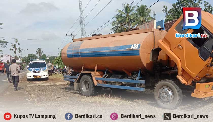 Sejumlah Pengendara Motor Berjatuhan Akibat Tumpahan Cairan Molase di Jalan Lamtim