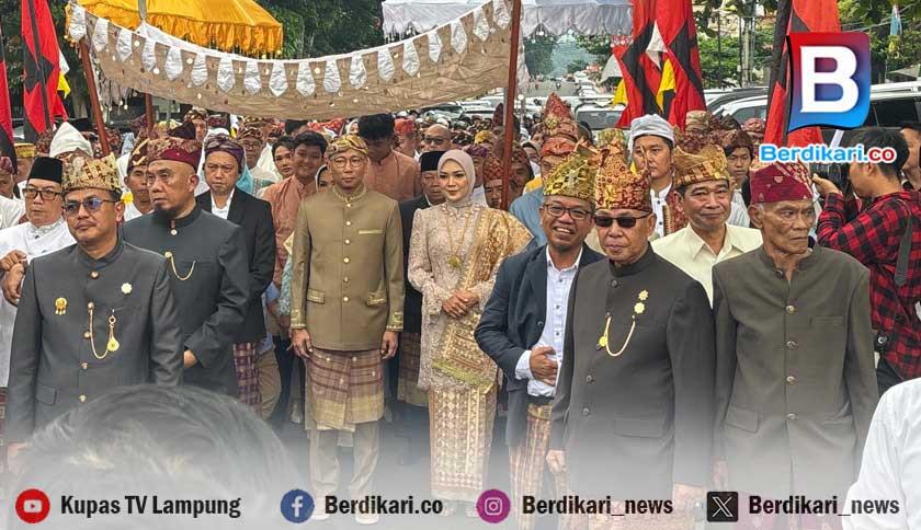 Upacara Adat Lampung 'Ngantak' Sambut Rahmat Mirzani Djausal di Rumah Dinas Mahan Agung